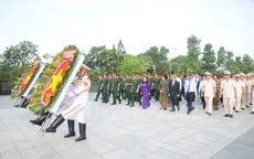 Đoàn đại biểu TP.HCM dâng hương, viếng nghĩa trang liệt sỹ