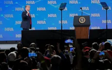 Tổng thống Trump bị ném điện thoại