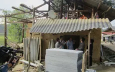Dông lốc khiến gần 200 nhà dân bị tốc mái