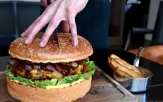 Cận cảnh bánh hamburger dát vàng giá 21 triệu đồng ở Nhật Bản