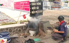 Người đàn ông nghèo chắt bóp phát cháo trắng miễn phí cho bệnh nhân