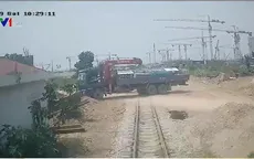 Vượt lối đi tự mở, ô tô bị tàu hỏa tông
