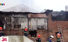 Cháy lớn 3 ngôi nhà trên đường Lạc Long Quân, Hà Nội