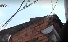 Lên mái nhà sửa máng nước, 1 người chết nghi vì bị điện giật