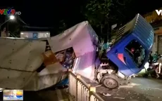Xe tải chở nước "cày nát" 10m dải phân cách