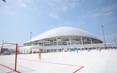 Sân bóng làm từ hơn 50.000 cốc nhựa tái chế