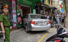 Xe điên lao thẳng vào nhà dân trên phố Lò Đúc
