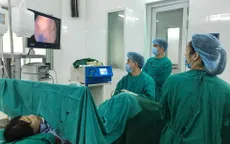 Ngỡ ngàng: Vòng tránh thai lạc vào bàng quang, gây sỏi lớn 6cm