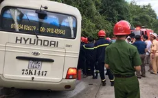 Xe khách gặp tai nạn khi đổ đèo Bạch Mã, 18 người bị thương