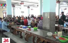 Lãng phí cơm từ thiện