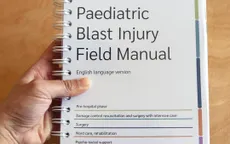 Cuốn sách đầu tiên trên thế giới hướng dẫn điều trị cho trẻ em bị thương trong các vụ nổ