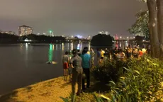 Hà Nội: Ô tô mất lái lao xuống hồ Linh Đàm