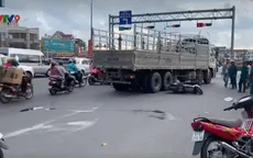 Bình Dương: Xe tải ôm cua cán chết phụ nữ đi xe máy