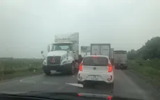 Hàng trăm phương tiện ùn tắc do xà lan đâm cầu An Thái