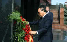 Thủ tướng Nguyễn Xuân Phúc đặt vòng hoa tại Đài tưởng niệm bên tường Điện Kremlin