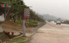 Bất lực ngăn cản phá rào chắn trên cao tốc Nội Bài - Lào Cai