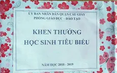 Trưởng Phòng GD-ĐT quận Cầu Giấy xin lỗi phụ huynh về việc học sinh tiêu biểu chỉ được nhận một tờ giấy