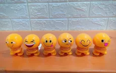 Đồ chơi thú nhún Emoji lò xo được giới trẻ 'săn đón" bởi những biểu cảm đáng yêu