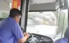 Tài xế xe bus Bắc Ninh vừa lái xe vừa sử dụng điện thoại