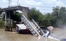 Đồng Tháp: Sập cầu, xe tải rơi xuống kênh