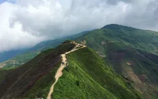 Chiêm ngưỡng “sống lưng khủng long” bồng bềnh giữa sương mây