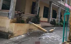 Cột bê tông tầng 2 rơi trúng nhóm học sinh đang chơi ở sân trường