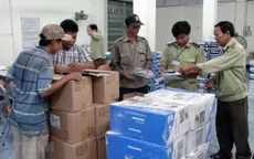 Bắt giữ hàng trăm thùng sữa không được phép lưu hành tại Việt Nam