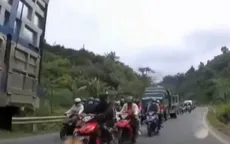 Đoàn phượt vượt ẩu tại khúc cua, suýt gây tai nạn