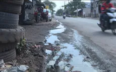 Khu dân cư ô nhiễm vì sinh hoạt, chăn nuôi xả thải ra đường