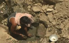 Người dân Ấn Độ phải leo xuống giếng sâu 12m để gạn chút nước bùn