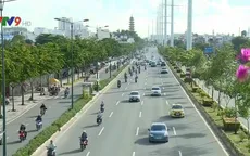 Xe máy chạy loạn xạ trên tuyến đường vành đai lớn nhất TP.HCM