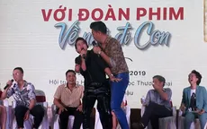 Bố con Bảo - Quốc vào vai cô Xuyến - ông Sơn trong "Về nhà đi con" khiến khán giả "cười ngất"