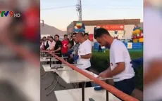 Đầu bếp làm bánh kebab dài 60m trong đám cưới con trai