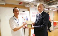 Trưởng đại diện Tổ chức Y tế thế giới tại Việt Nam cùng các cộng sự tham gia hiến máu tình nguyện