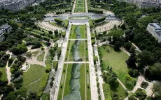 Bức tranh khổng lồ trên thảm cỏ Paris