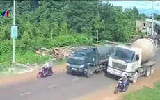 Xe bồn chạy lấn làn suýt gây tai nạn thảm khốc