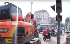 Lộn xộn giao thông tại ngã tư Phạm Văn Đồng, Hà Nội