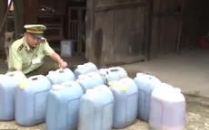 Phát hiện vụ vận chuyển hàng trăm lít dầu ăn bẩn