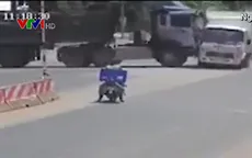 Vượt đèn vàng, xe tải bị tông lật ngửa