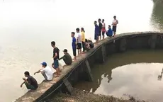 Lật thuyền đánh cá, 2 bà cháu mất tích trên sông