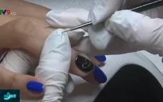 Vẽ hình em bé trong bụng mẹ lên móng tay