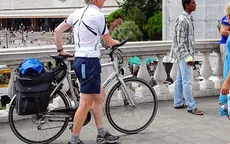 Cởi trần đạp xe, 2 du khách bị phạt tiền
