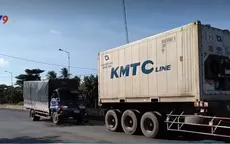 Tông vào xe đầu kéo, tài xế xe tải thoát chết ngoạn mục