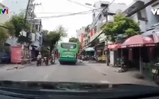 Xe máy suýt bị xe bus cán vì vượt ẩu