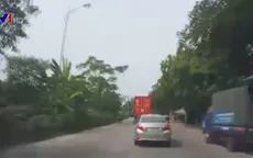 Vào cua tốc độ cao, xe container lật nhào