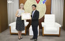 Tổng Giám đốc Đài THVN trao bằng khen cho Giám đốc Trung tâm Khoa học và Văn hóa Nga tại Việt Nam
