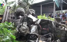 Xe cẩu và ô tô con đâm nhau, 5 người thương vong ở Bến Tre