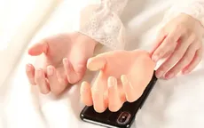 Ốp điện thoại "tay nắm tay" cho người ế bền vững