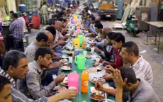 Bàn ăn dài... 3km trong dịp lễ Ramadan