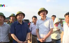Đồng chí Vương Đình Huệ kiểm tra, động viên lực lượng tham gia chữa cháy rừng ở Hà Tĩnh